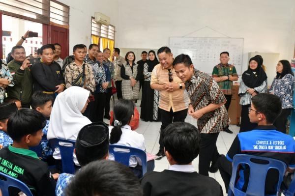 Pj Gubernur Sumut Beri Motivasi Belajar ke Anak-anak Panti